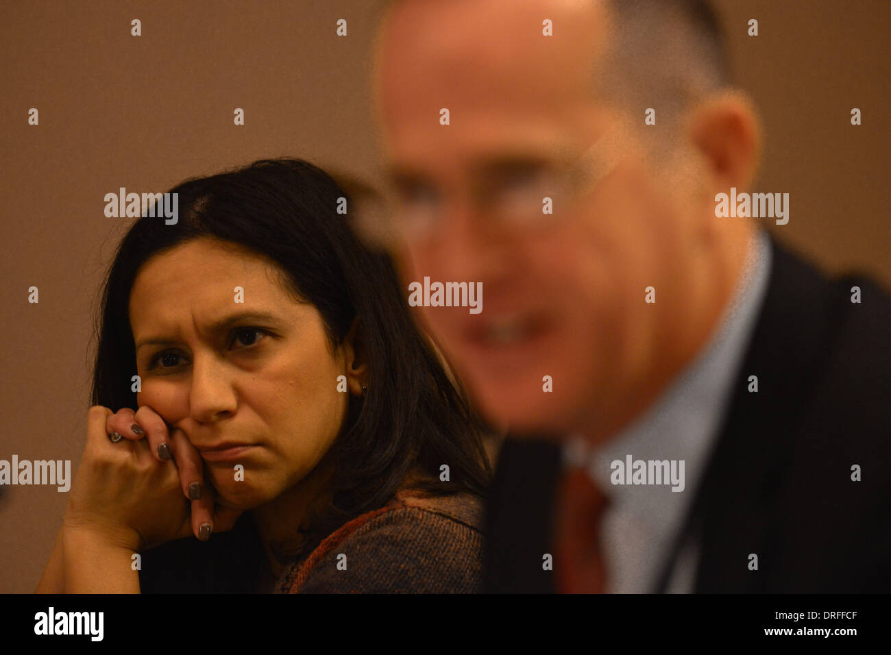 Washington, District of Columbia, US, USA. 24 Jan, 2014. FELICIA ESCOBAR, directeur de la Maison Blanche pour l'immigration et de la politique intérieure, l'écoute de Beverly Hills Le maire John MIRISCH poser une question pendant la discussion de la réforme de l'Immigration à l'United States Conference of Mayors 82e réunion d'hiver aujourd'hui dans la capitale. Le droit est TOM TAIT, maire d'Anaheim. Credit : Miguel Juarez Lugo/ZUMAPRESS.com/Alamy Live News Banque D'Images