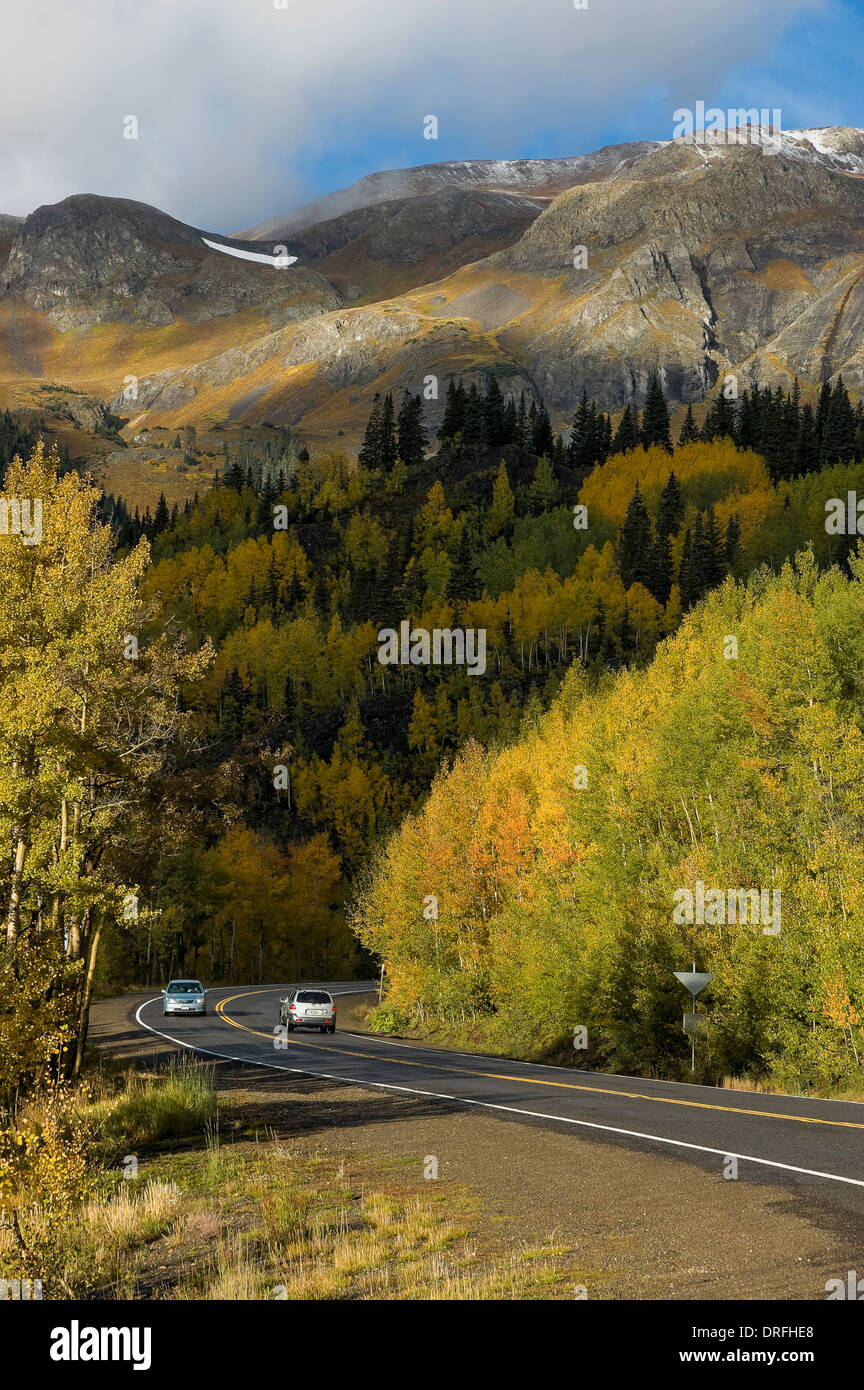 Automne couleur traverse les véhicules le long de la route US 550 South de Ouray, Million Dollar Highway, San Juan Skyway Scenic Byway, Colorado. Banque D'Images