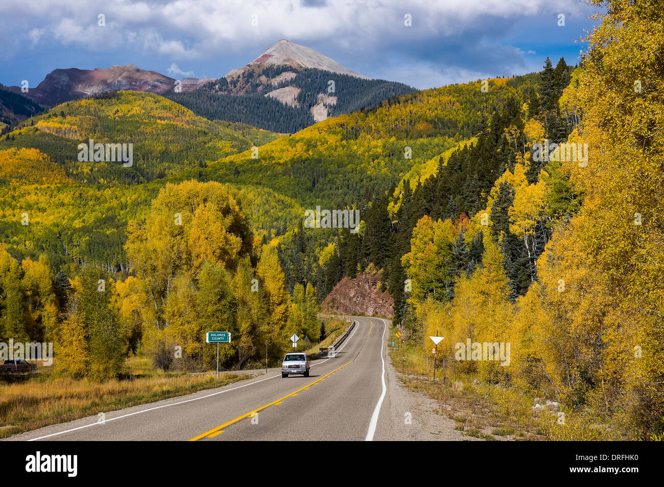 Véhicule traverse la couleur en automne le long Colorado 145, San Juan Skyway, au sud de Rico, Colorado. Banque D'Images