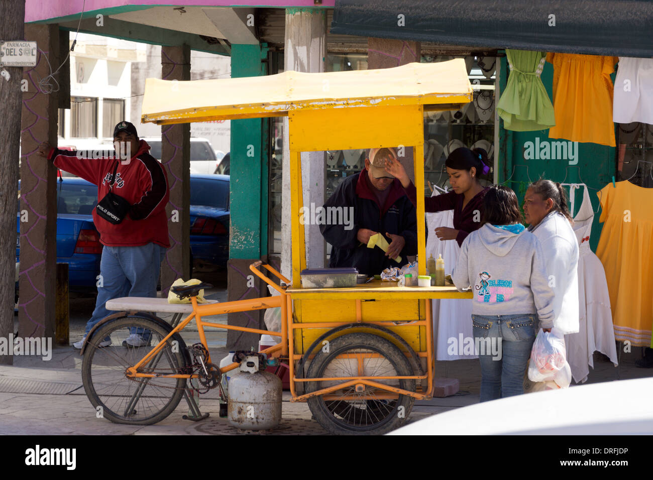 Vendeur de tacos prépare la nourriture pour les clients en attente dans la région de Nuevo Progreso, Tamaulipas, Mexique. Banque D'Images