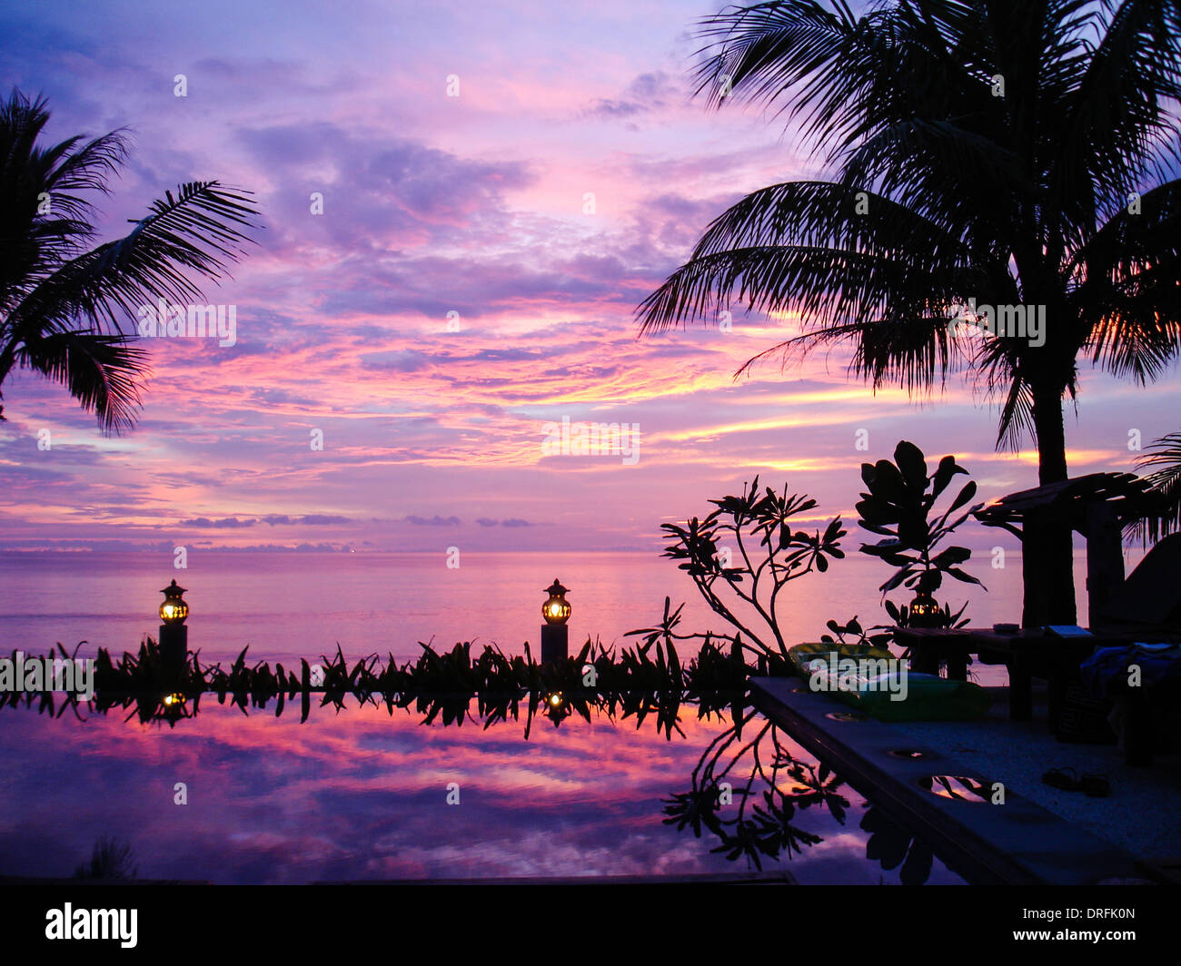 De soleil colorés sur la mer d'Andaman à Khao Lak, Thaïlande. vue depuis le bar de la piscine Banque D'Images