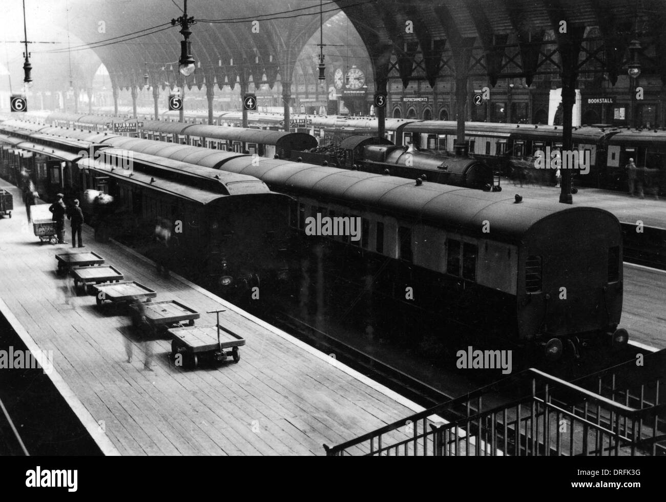 Train à la gare de Paddington Banque D'Images