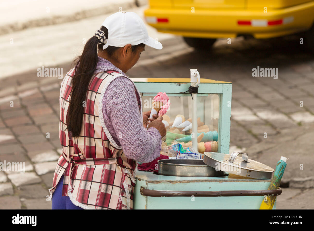 Vendeur de crème glacée à la législation moderne tandis que les autorités locales n'existe pas de les faire respecter dans les rues Banque D'Images