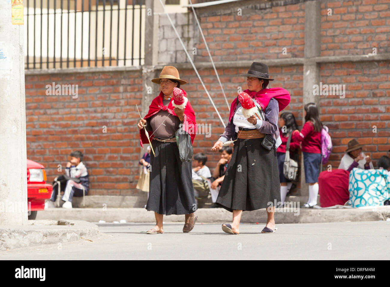 Filature de laine d'Alpaga femme comme leur seconde nature en marchant sur les rues Banque D'Images