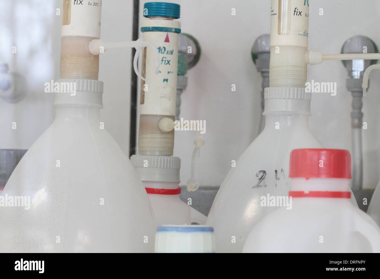Les bouteilles de produits chimiques dans un laboratoire Banque D'Images