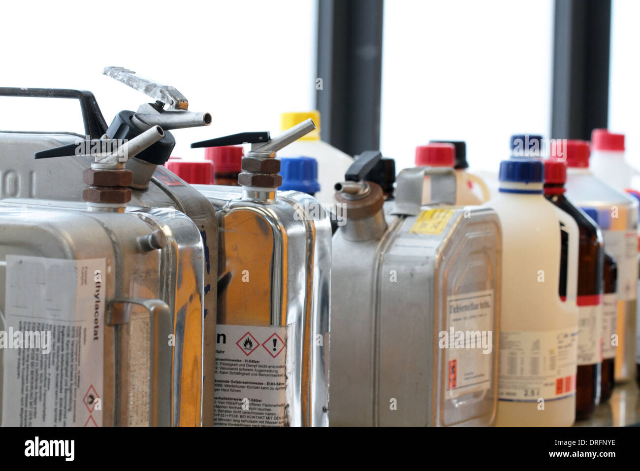 Metal peut avec des liquides in chemistry lab Banque D'Images