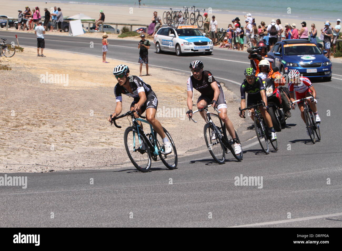 Alan Jaume & fils, de l'Australie. 25 janvier 2014. Le groupe d'échappée Matteo Trentin (Omega Pharma-Quick Step), Jens Voigt (Trek Factory Racing) Jose Lobato (Movistar) et Mikhail Ignatiev (Katusha) sur l'esplanade près de la plage de Aldinga (Australie-Méridionale) avait une avance de huit minutes sur le peleton après 5Okm de course dans l'étape 5 du Santos Tour Down Under 2014 de McLaren Vale à Alan Jaume & Fils, dans le sud de l'Australie le 25 janvier 2014 Crédit : Peter Mundy/Alamy Live News Banque D'Images