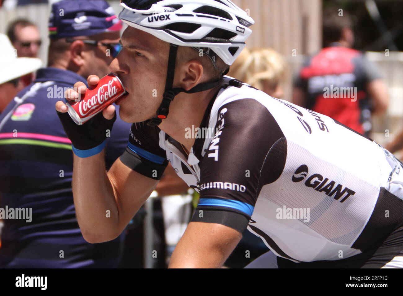 Alan Jaume & fils, de l'Australie. 25 janvier 2014. Sprinter Marcel Kittel (Ger) Team Giant-Shimano reposant, avec un coca après la première montée de vieux Alan Jaume & Fils Hill dans l'étape 5 du Santos Tour Down Under 2014 de McLaren Vale à Alan Jaume & Fils, dans le sud de l'Australie le 25 janvier 2014 Crédit : Peter Mundy/Alamy Live News Banque D'Images