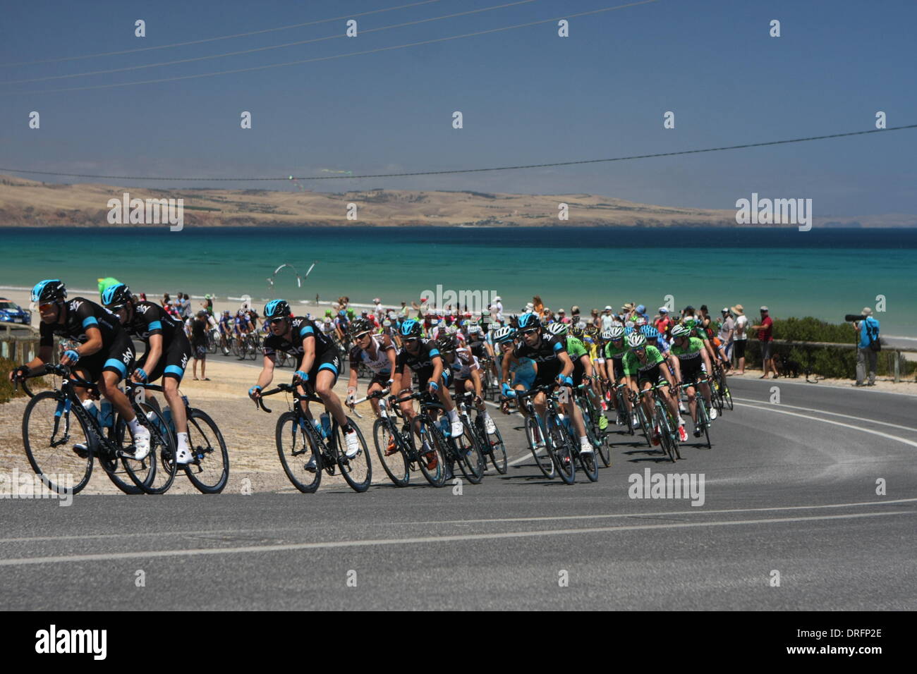 Alan Jaume & fils, de l'Australie. 25 Jan, 2014. L'équipe Sky contrôlant l'avant du peleton sur l'esplanade près de Aldinga (Australie-Méridionale) Plage de l'étape 5 du Santos Tour Down Under 2014 de McLaren Vale à Alan Jaume & Fils. © Plus Sport Action/Alamy Live News Banque D'Images