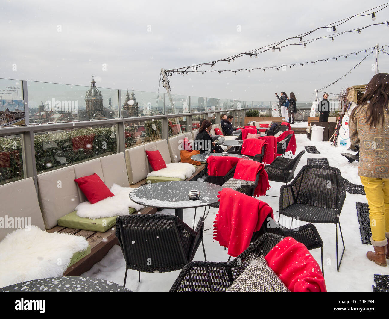 Les gens sur un restaurant sur le toit à Amsterdam dans la neige Banque D'Images