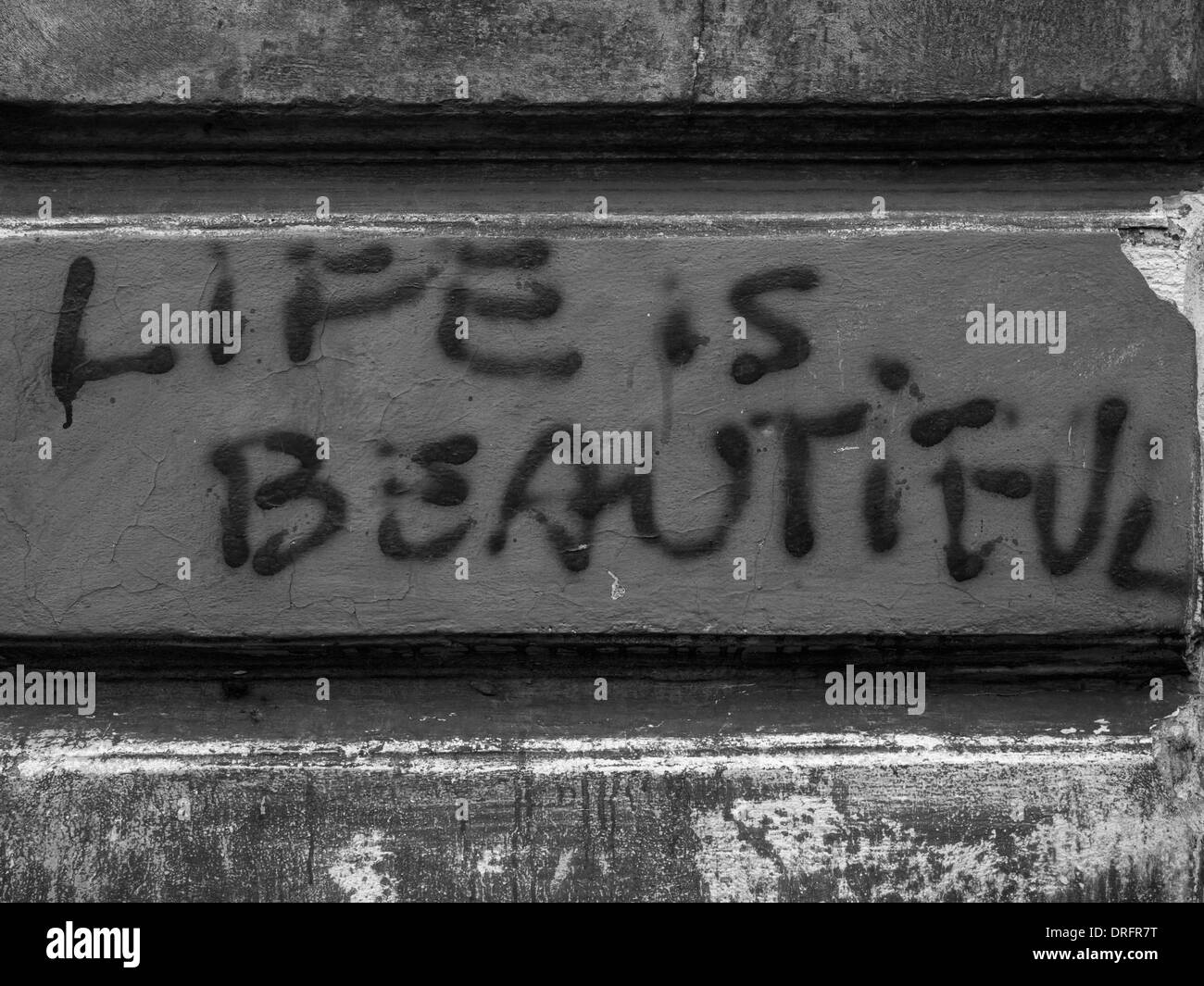 Graffitis sur les rues de Cracovie, en Pologne, affirmant "la vie est belle" Banque D'Images