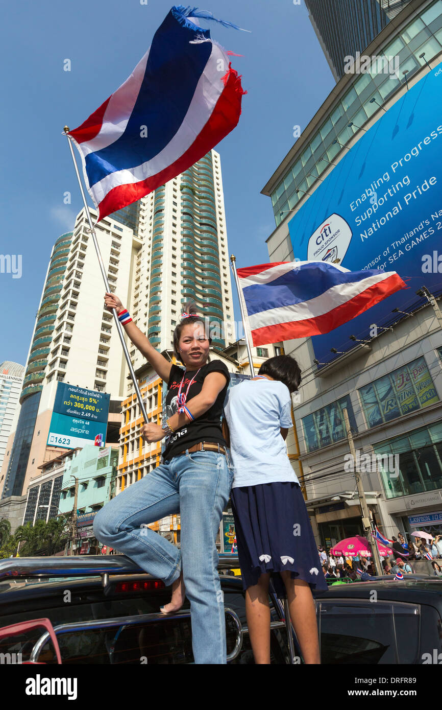 Les filles avec des drapeaux, manifestation politique, Bangkok, Thaïlande Banque D'Images