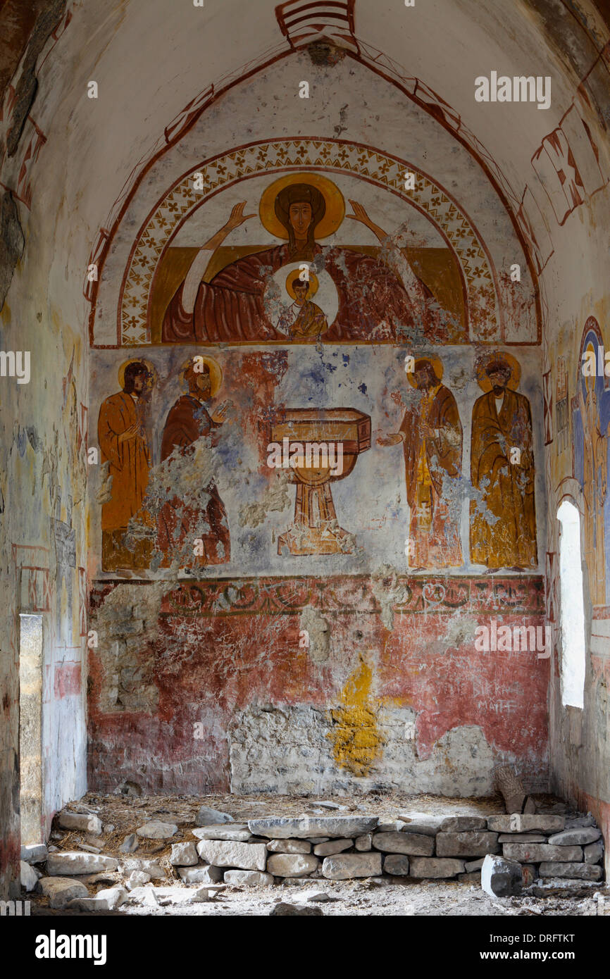 Fading fresco derrière l'église délabrée au village abandonné de Janovas dans la région de l''Aragon Espagne Banque D'Images