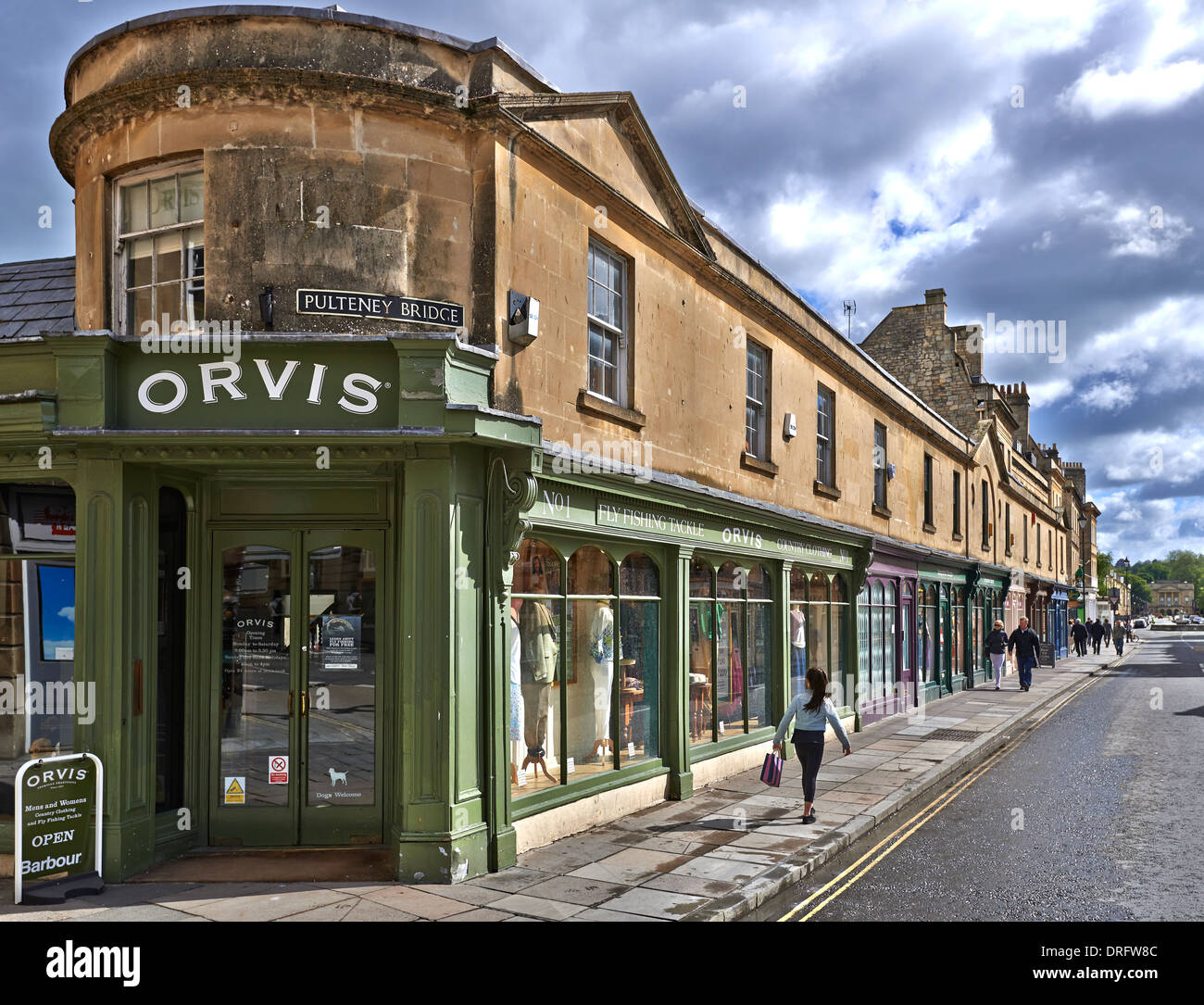 Pulteney Bridge traverse la rivière Avon à Bath, en Angleterre. Il a été terminé en 1774, et reliait la ville Banque D'Images