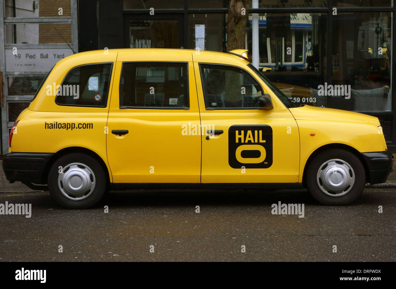 London taxi avec grêle-o logo & livery Banque D'Images