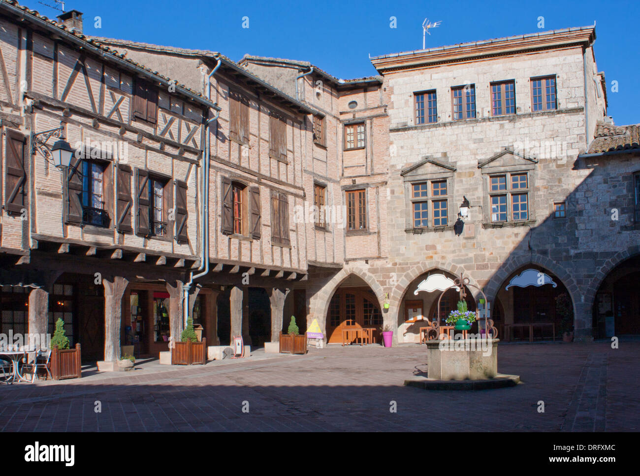 Place principale de Castelnau-de-Montmiral Banque D'Images