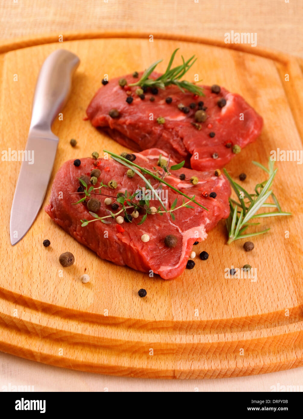 Deux Pavé de boeuf juteux avec des épices et de couteau, Close up Banque D'Images