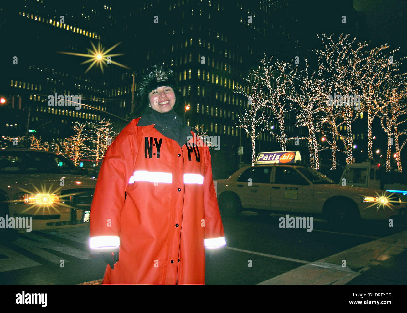 Portrait of a New York City policewoman diriger la circulation et les piétons sur la sixième avenue pendant la saison de Noël. Banque D'Images
