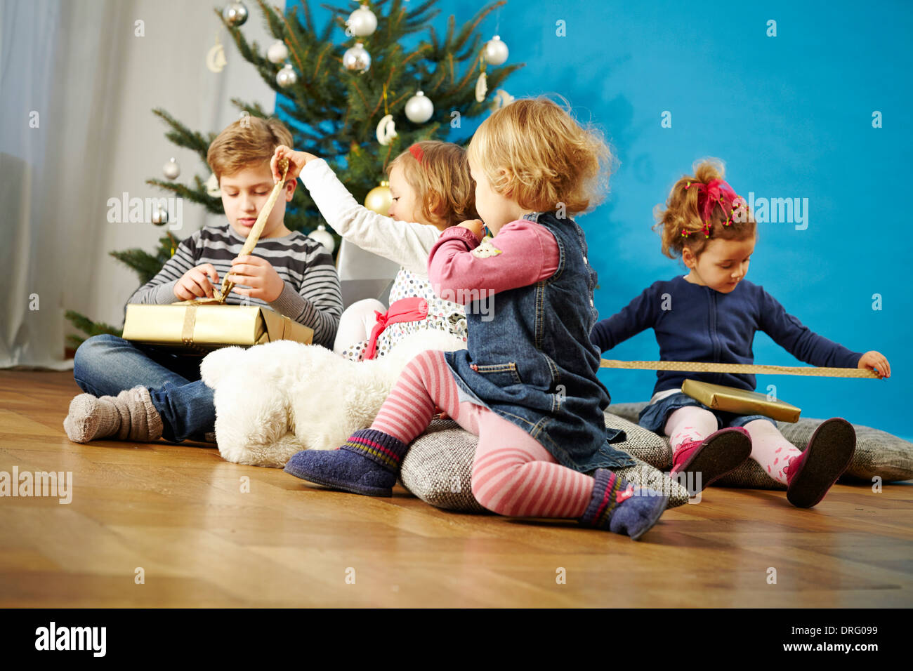 Enfants déballer des cadeaux de Noël, Munich, Bavière, Allemagne Banque D'Images