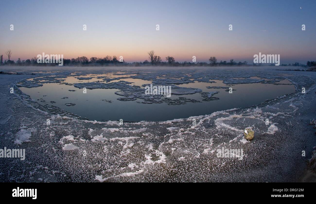 Lebus, Allemagne. 25 Jan, 2014. Des blocs de glace flottent sur la rivière Oder frontière germano-polonaise au lever du soleil, en Allemagne, 25 Lebus, janvier 2014. La nuit dernière, les températures ont chuté jusqu'à moins 15,5 degrés Celsius dans le Brandebourg. Photo : Patrick Pleul/dpa/Alamy Live News Banque D'Images