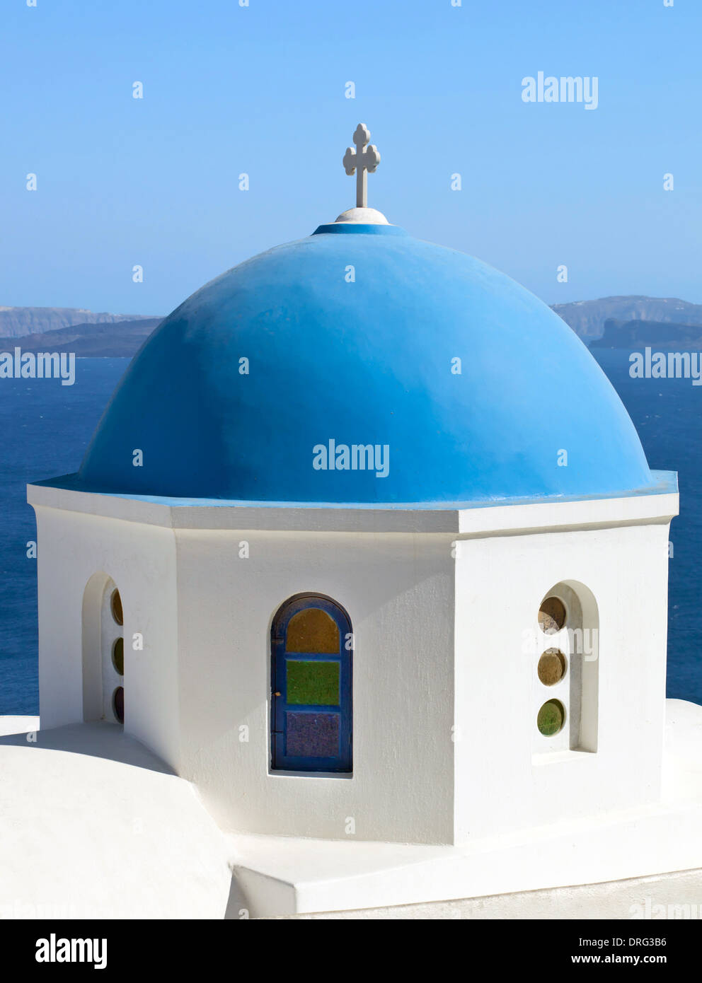 Église traditionnelle avec sa coupole bleue au village d''Oia, Santorin en Grèce. Banque D'Images