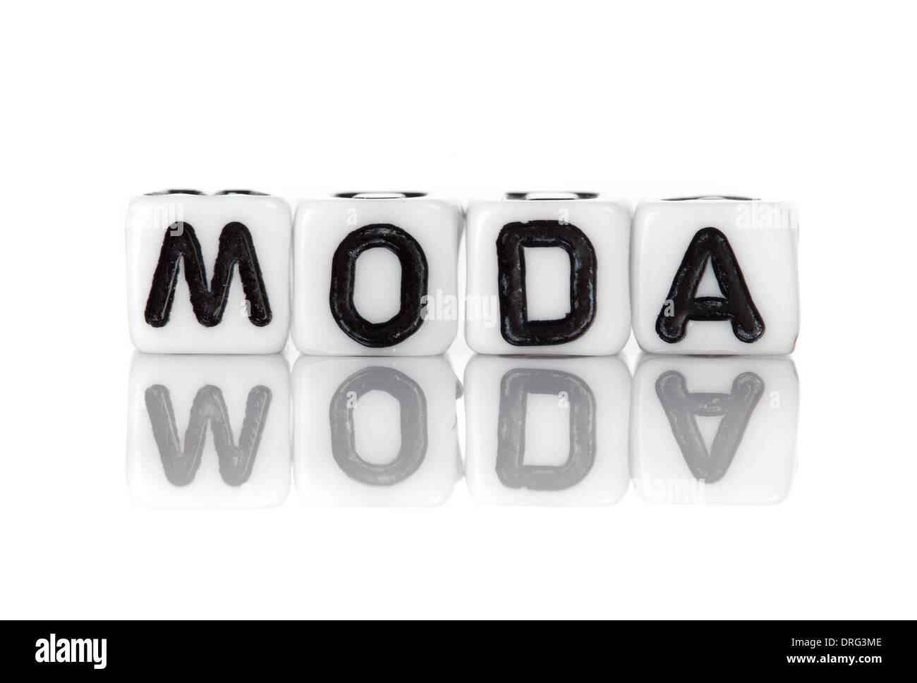 Dés avec des lettres formant word : moda. Banque D'Images