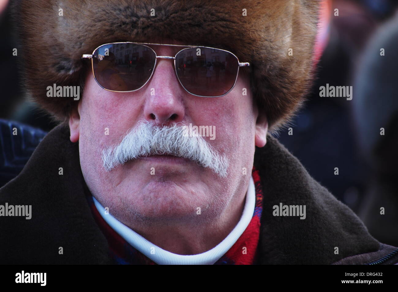 L'UKRAINE, KIEV - Le 25 janvier 2014 : l'homme est un participant à une réunion de travail des régions organisé des rassemblement à Lugansk. Il a réuni des membres de l'entreprise dix plus grandes, l'entreprise. L'idée de base, qui avait l'air de l'estrade : Nous n'avons pas besoin d'une révolution ! Ce n'est pas surprenant, étant donné que parmi les orateurs étaient grandes, les fonctionnaires locaux, les propriétaires et les directeurs, le directeur de l'école. Crédit : Igor Golovnov/Alamy Live News Banque D'Images