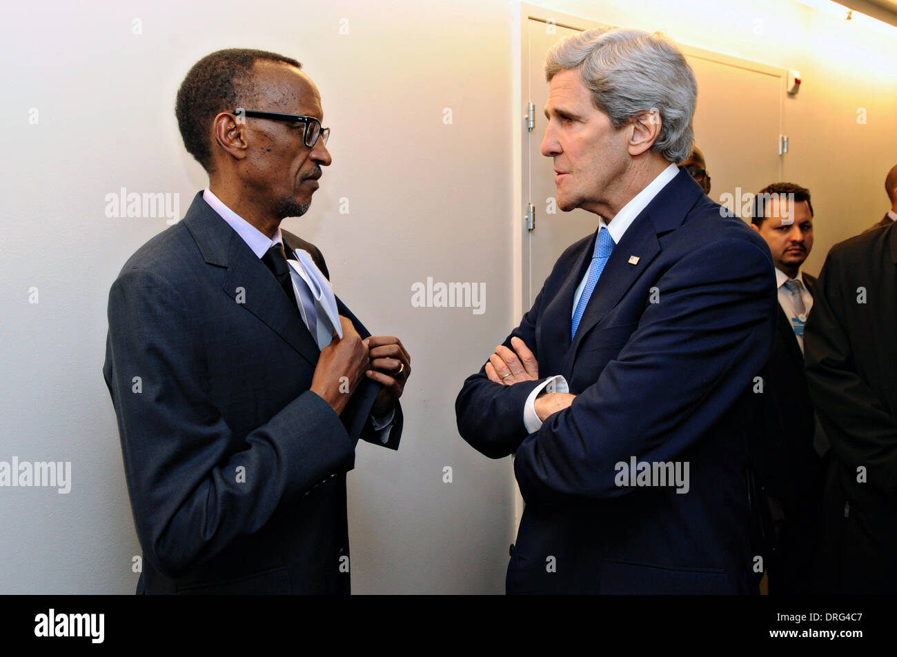 Le secrétaire d'Etat américain John Kerry s'entretient avec backstage Le président rwandais Paul Kagame après avoir prononcé le discours d'ouverture lors du Forum économique mondial 24 janvier 2014 à Davos, en Suisse. Banque D'Images