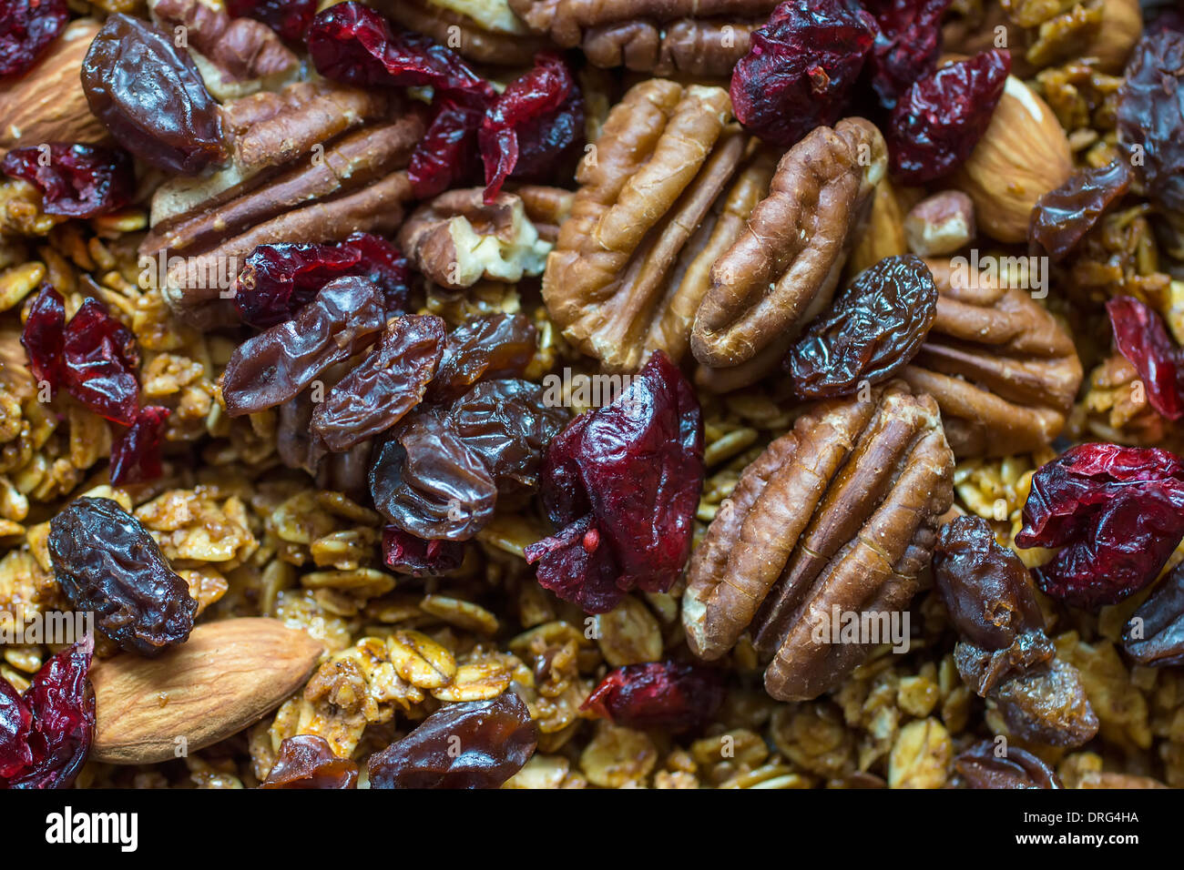 Granola fait maison avec les pacanes, les petits fruits et les raisins secs. Banque D'Images