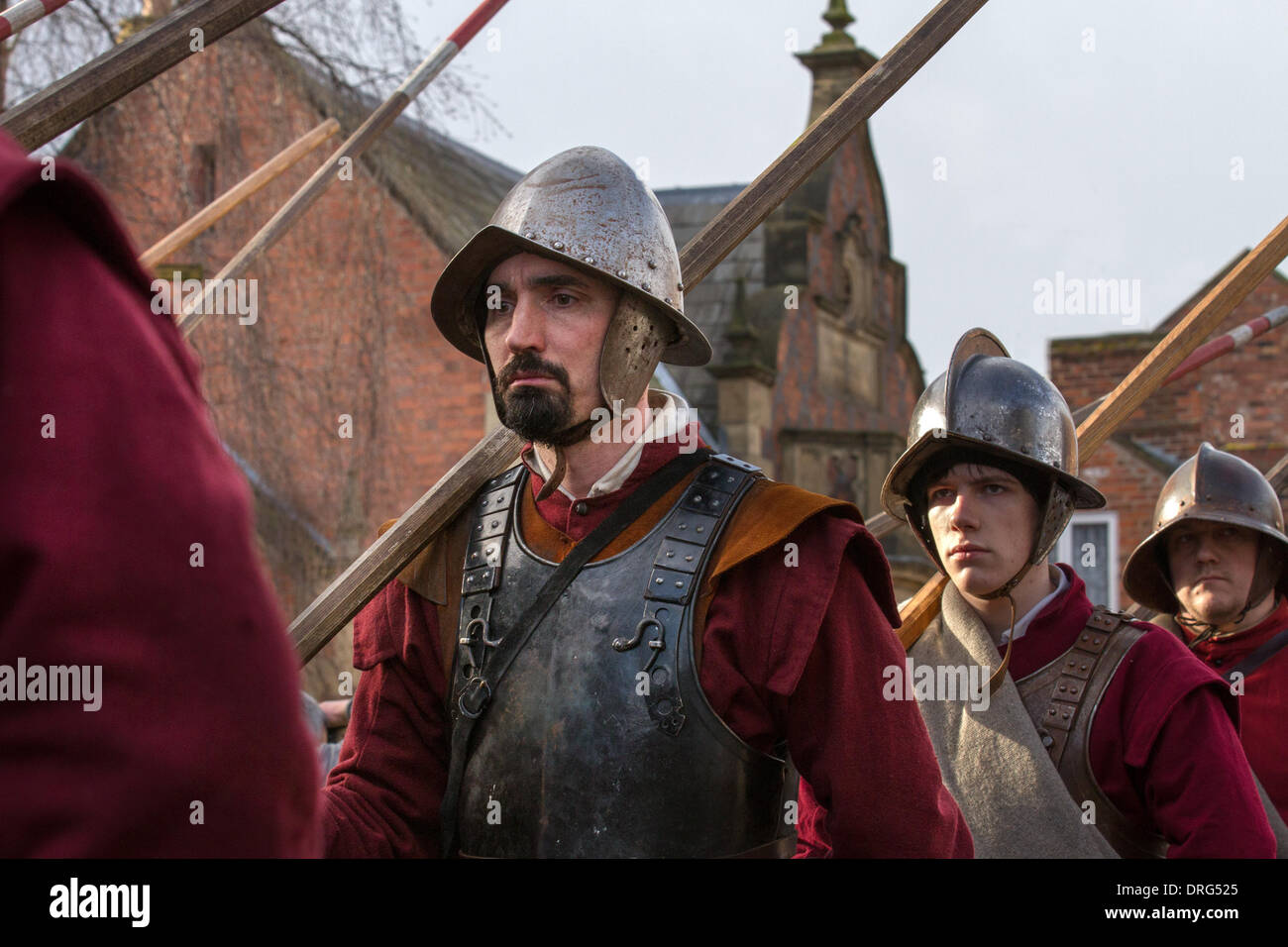 Nantwich, Cheshire, Royaume-Uni 25 janvier 2014. Pleuvoir sur la parade à Holly saint jour et siège de Nantwich re-enactment. Depuis plus de 40 ans les fidèles troupes de l'Hogan-vexel ont recueillies dans la ville historique d'une spectaculaire reconstitution de la bataille sanglante qui a eu lieu il y a près de 400 ans et a marqué la fin du long et douloureux siège de la ville. Têtes rondes, cavaliers, et d'autres artistes ont convergé sur l'historique du centre-ville à adopter de nouveau la bataille. Le siège en janvier 1644 a été l'un des principaux conflits de la guerre civile anglaise. Credit : Conrad Elias/Alamy Live News Banque D'Images