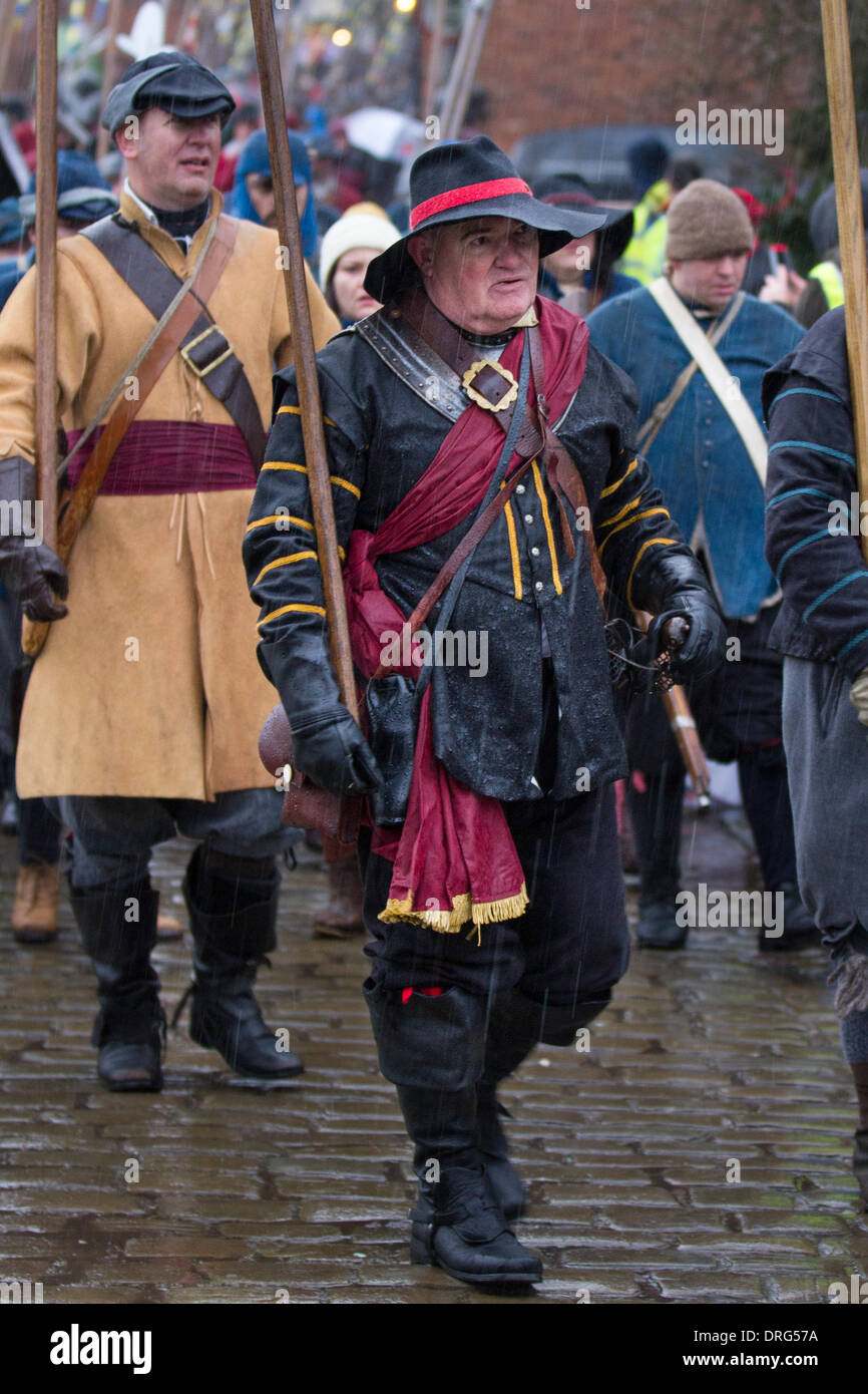 Nantwich, Cheshire, Royaume-Uni 25 janvier 2014. Pleuvoir sur la parade à Holly saint jour et siège de Nantwich re-enactment. Depuis plus de 40 ans les fidèles troupes de l'Hogan-vexel ont recueillies dans la ville historique d'une spectaculaire reconstitution de la bataille sanglante qui a eu lieu il y a près de 400 ans et a marqué la fin du long et douloureux siège de la ville. Têtes rondes, cavaliers, et d'autres artistes ont convergé sur l'historique du centre-ville à adopter de nouveau la bataille. Le siège en janvier 1644 a été l'un des principaux conflits de la guerre civile anglaise. Credit : Conrad Elias/Alamy Live News Banque D'Images