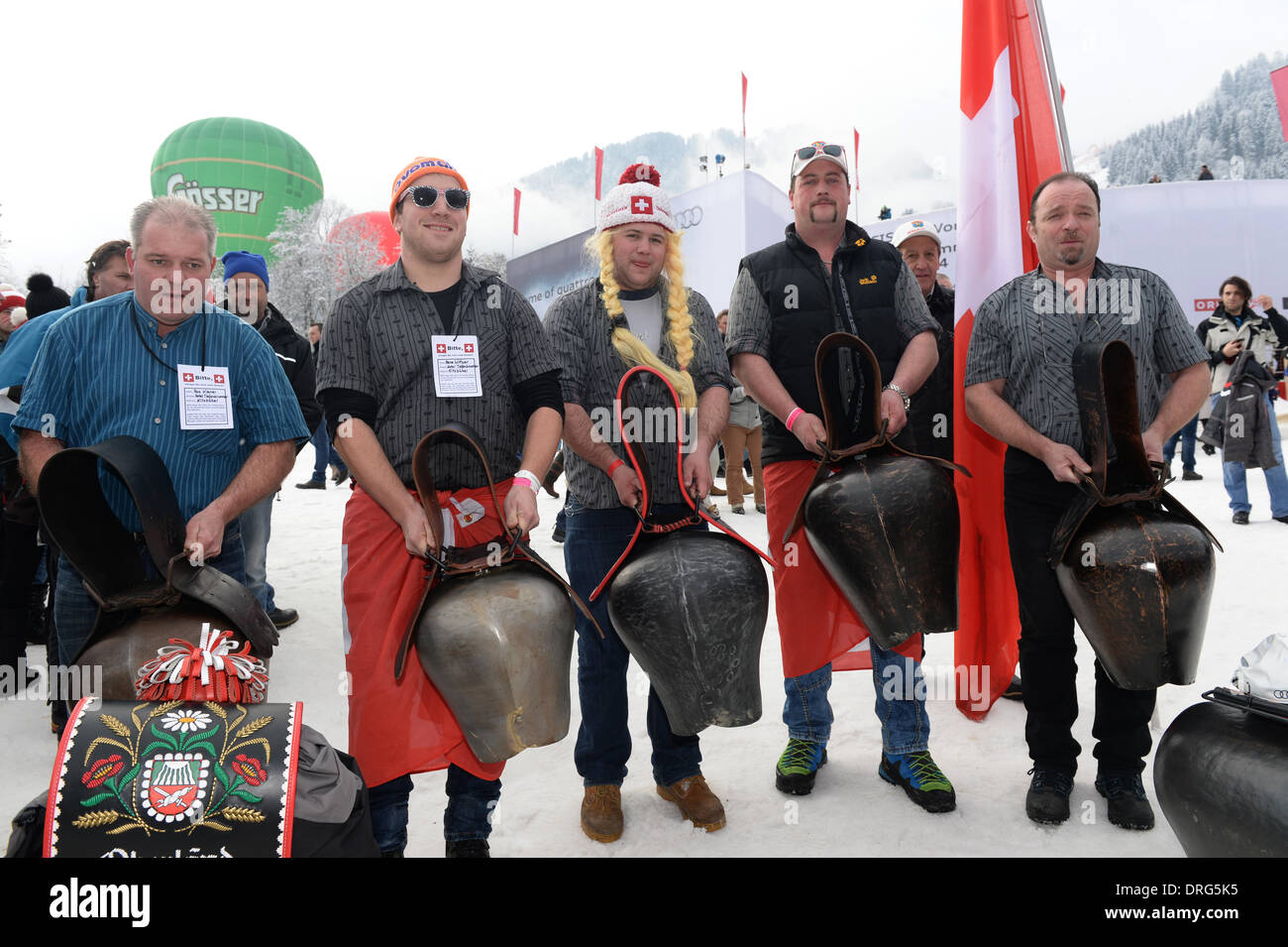 Kitzbuehel, Autriche. 25 Jan, 2014. Fans de Suisse posent des cloches des vaches au cours de la descente à ski autrichien annuel course du Hahnenkamm de Kitzbühel, Autriche, 25 janvier 2014. Photo : Felix Hoerhager/dpa/Alamy Live News Banque D'Images