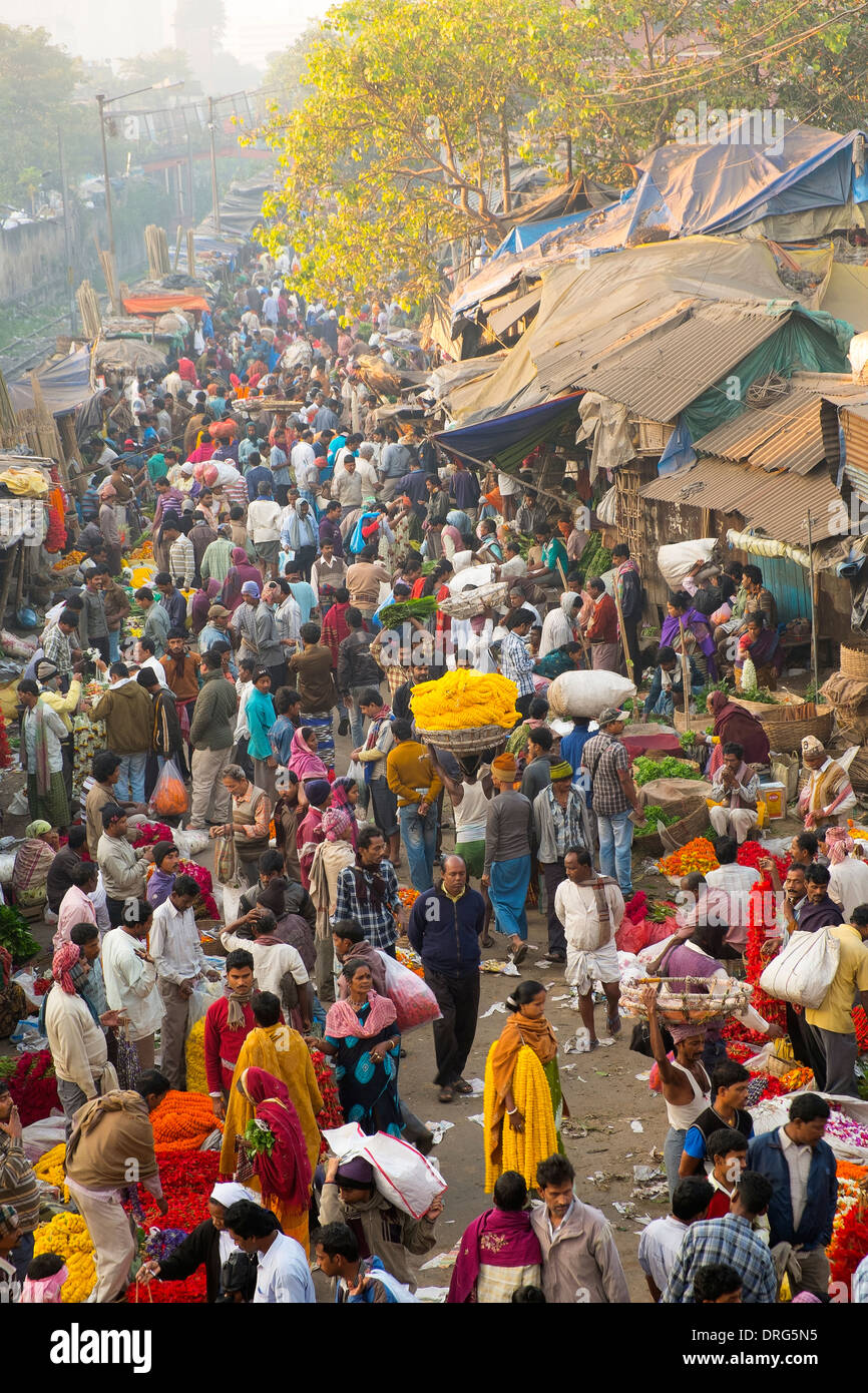 L'Inde, le Bengale occidental, Calcutta, marché aux fleurs à côté du pont de Hooghly Banque D'Images