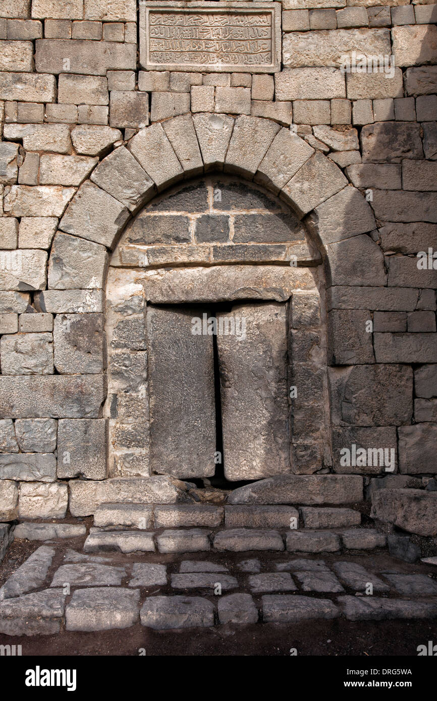 Une porte de basalte aux ruines de Qasr al-Azraq construit par les  Ayyoubides au 13ème siècle à l'aide de basalte taillée situé dans la  province d'Irbid Gouvernorat dans le centre-est de la