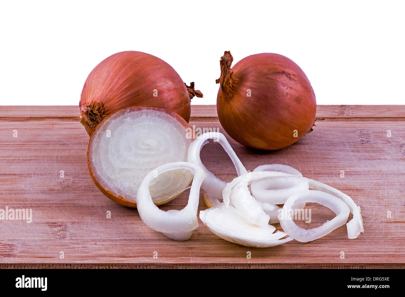 Pleine des bulbes et des oignons sur le hachage de boarrd sur fond blanc horizontal. Banque D'Images