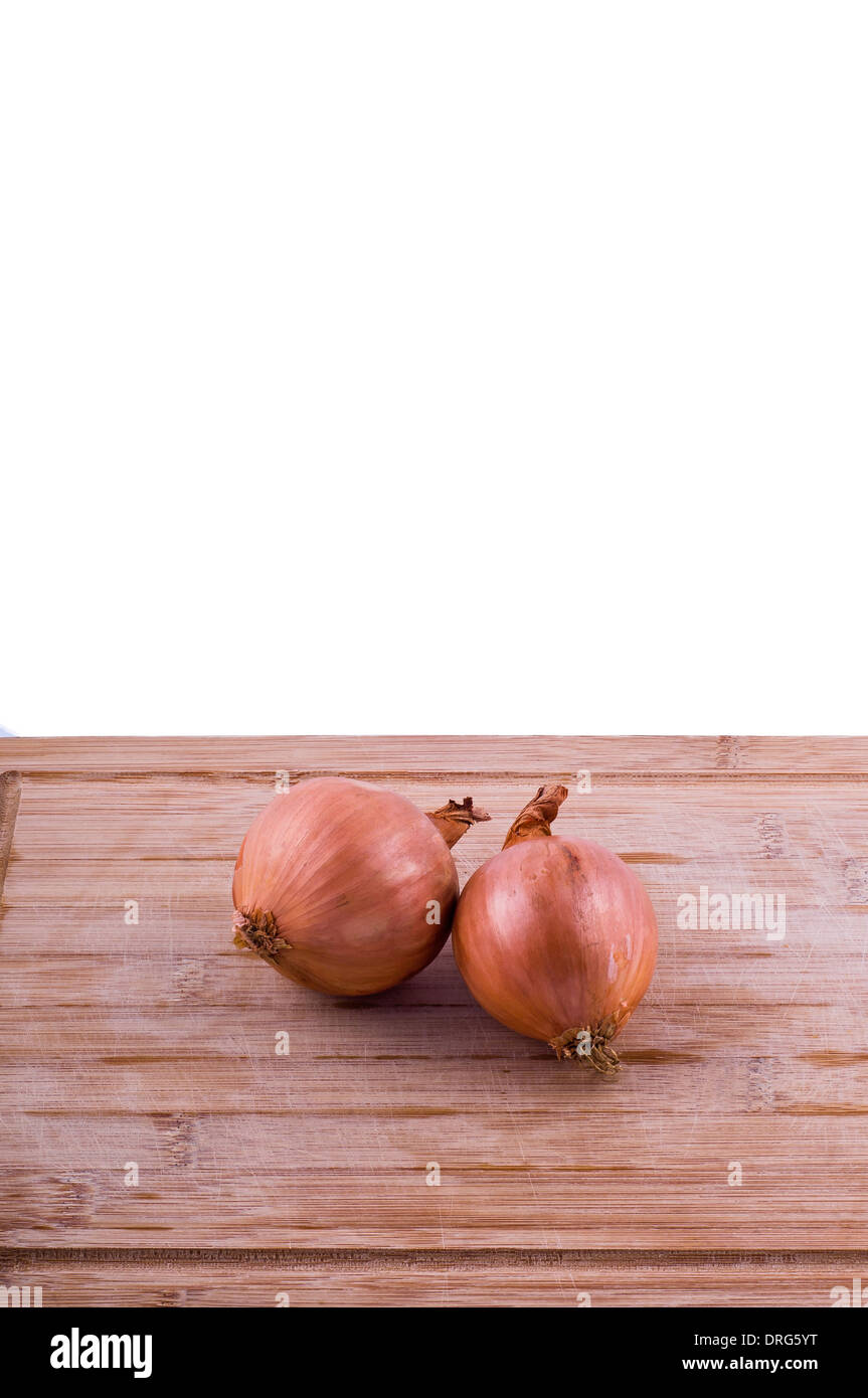 Hacher les oignons et de boarrd sur fond blanc à la verticale Banque D'Images