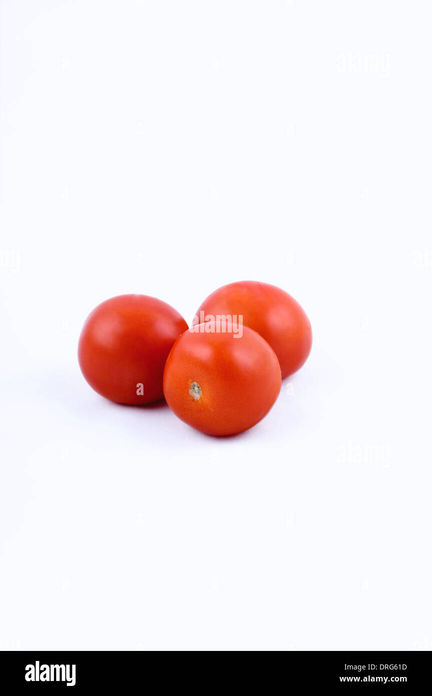 Trois grosses tomates sur fond blanc. Studio shot horizontale Banque D'Images