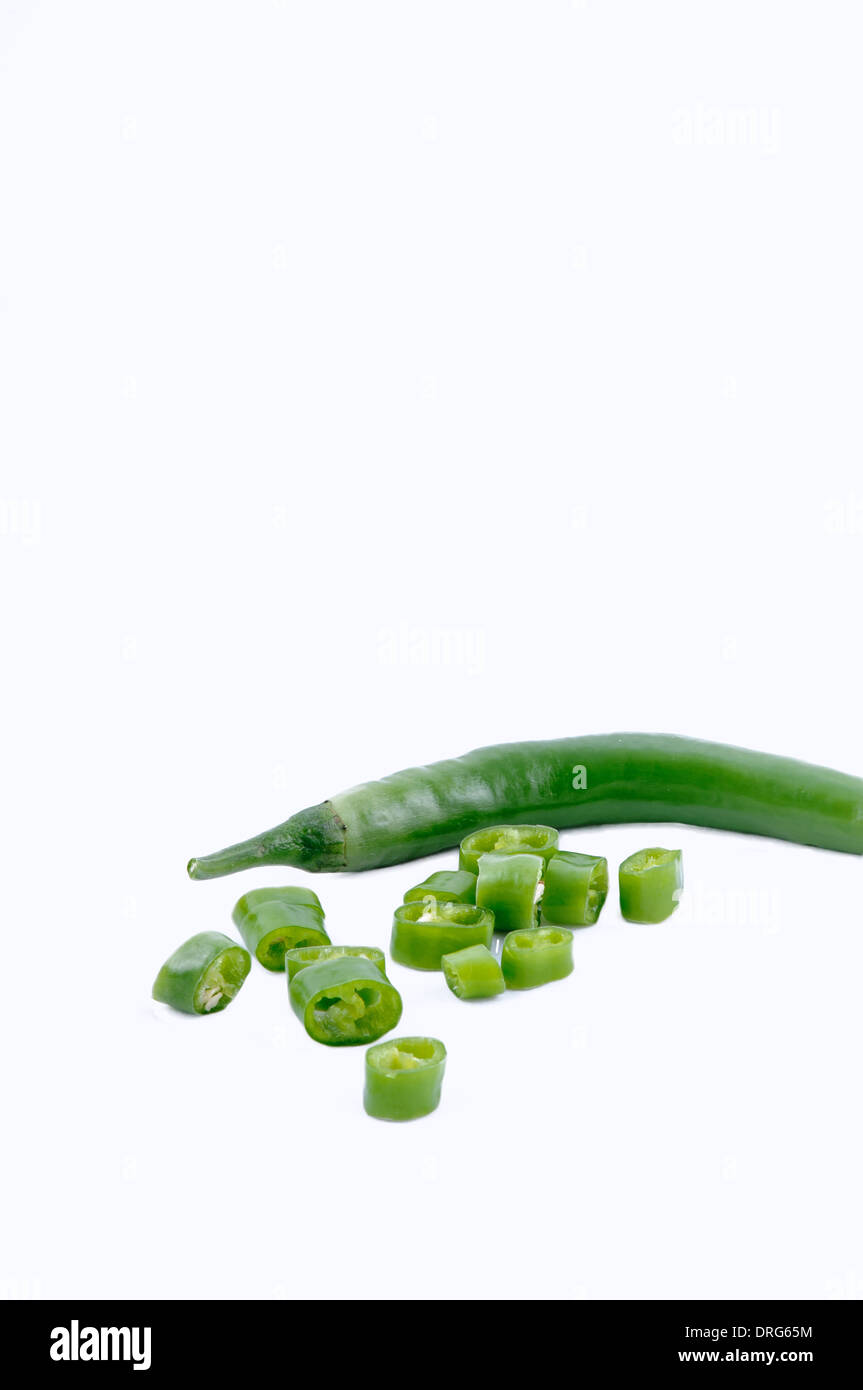 Ensemble et piments hachés sur fond blanc. Vue de côté studio shot Banque D'Images