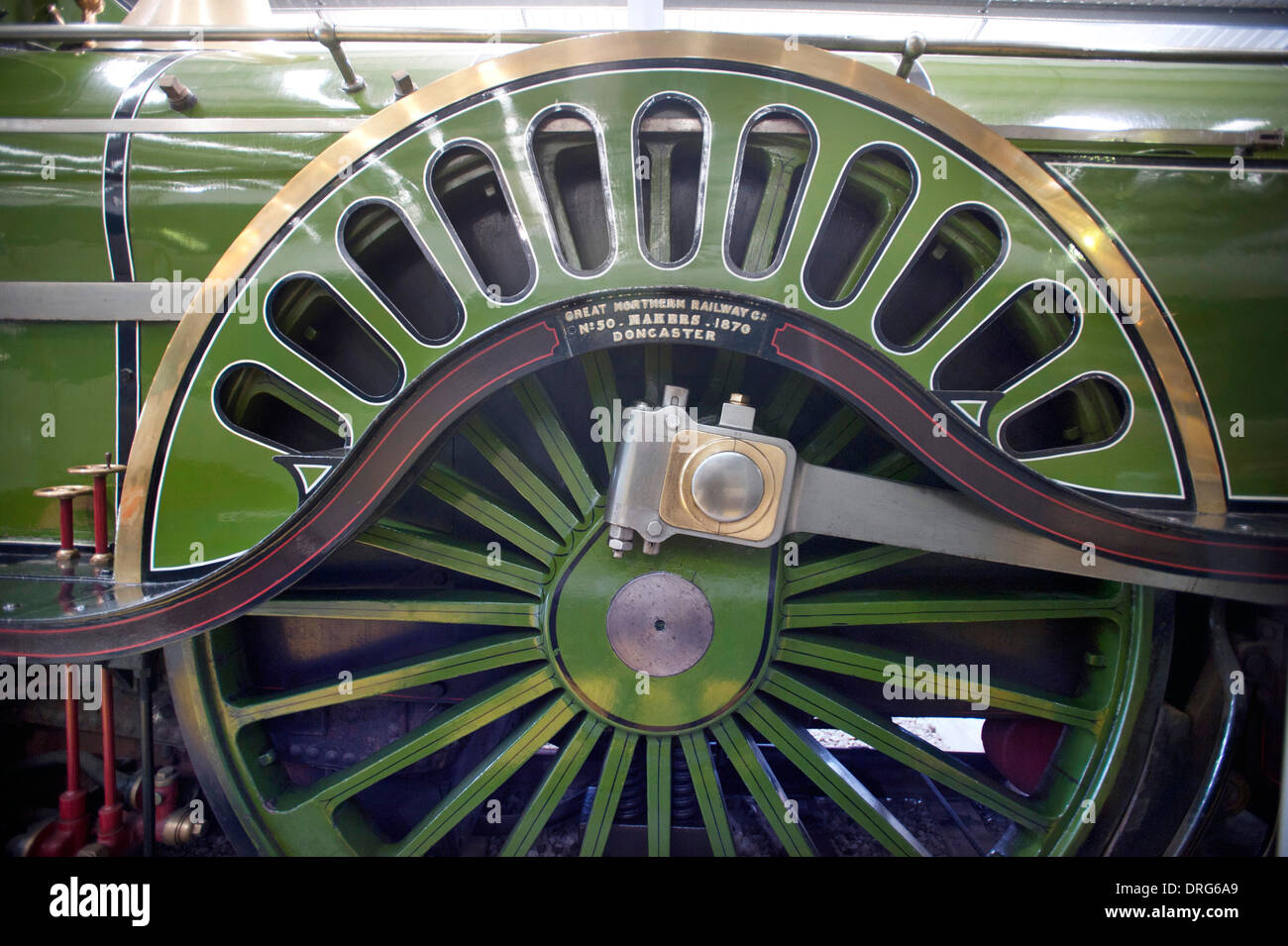 Le géant vert pomme roue de conduite de Stirling seul No1 conçue par Patrick Stirling pour le Great Northern Railway en 1870 se trouve au Musée National du chemin de fer à Shildon, locomotion, comté de Durham. Banque D'Images