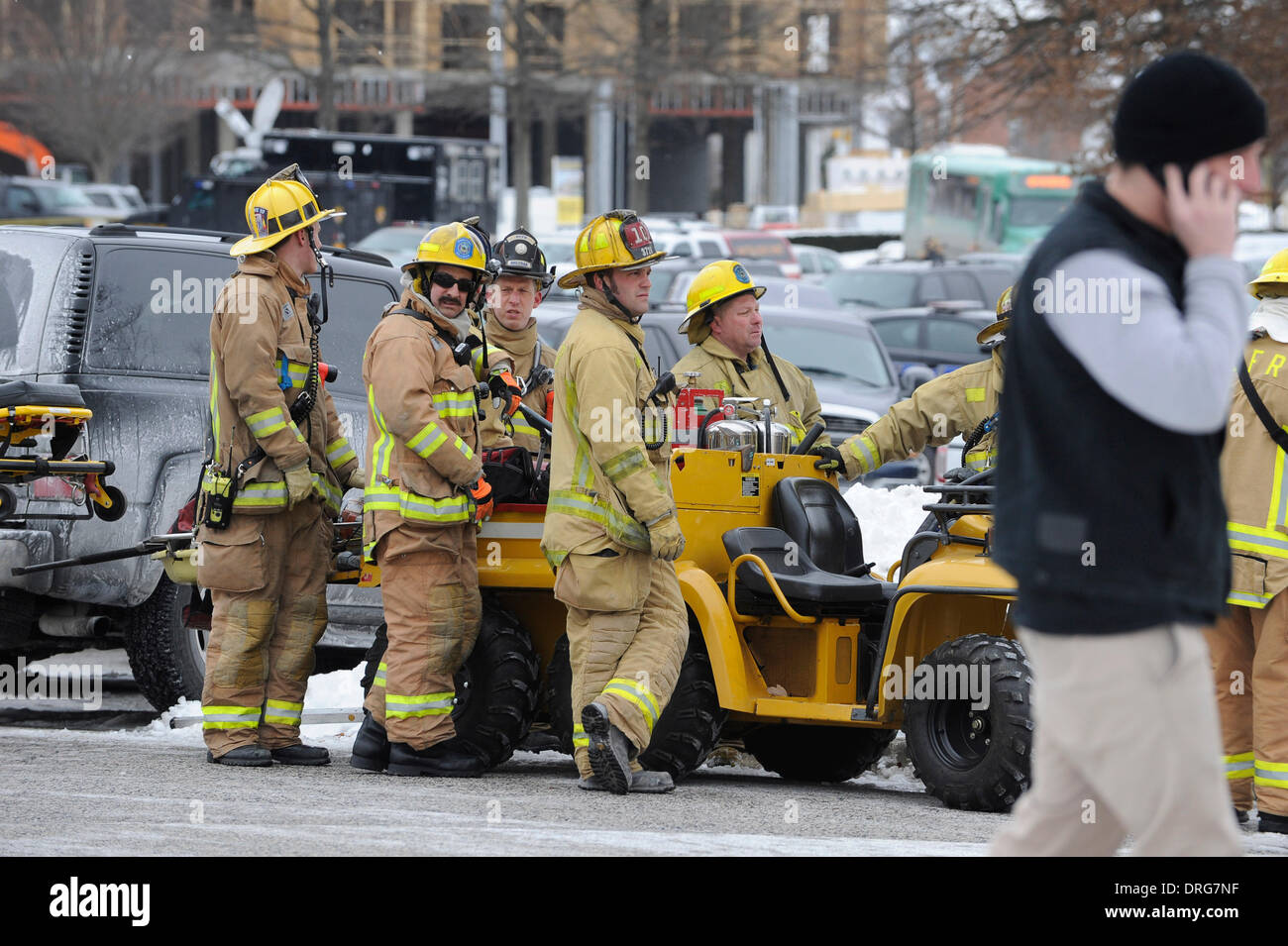 Columbia, Maryland, USA. 25 janvier 2014. Les sauveteurs s'en tenir à l'extérieur du centre-ville de Columbia Mall après trois personnes ont été tuées dans une fusillade dans le centre commercial en Colombie de Maryland, Etats-Unis, le 25 janvier 2014. (Xinhua/Zhang Jun) Credit : Xinhua/Alamy Live News Banque D'Images