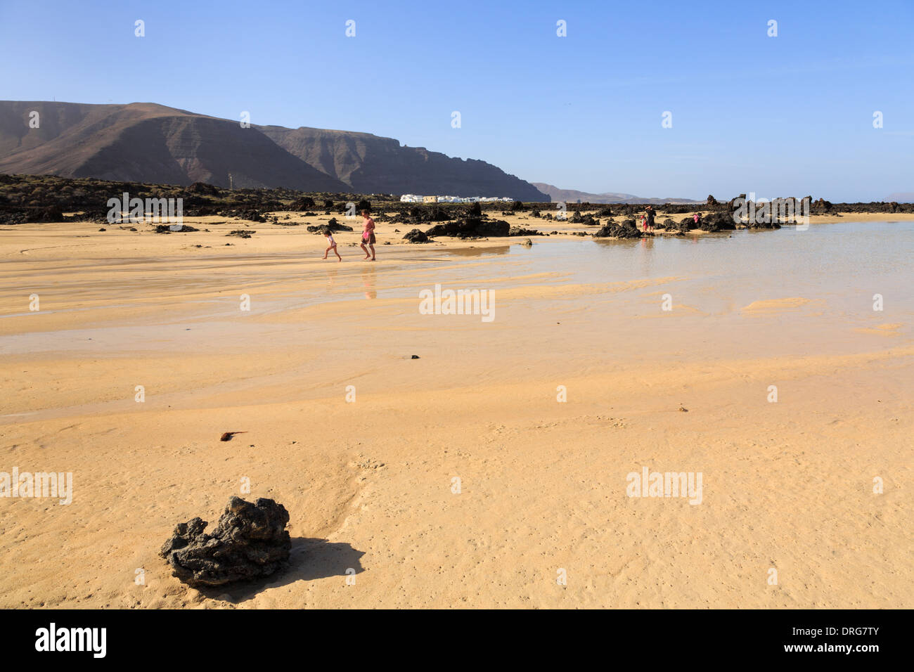 Plage De Sable Blanc De Bajo De Los Sables Avec Des Gens à