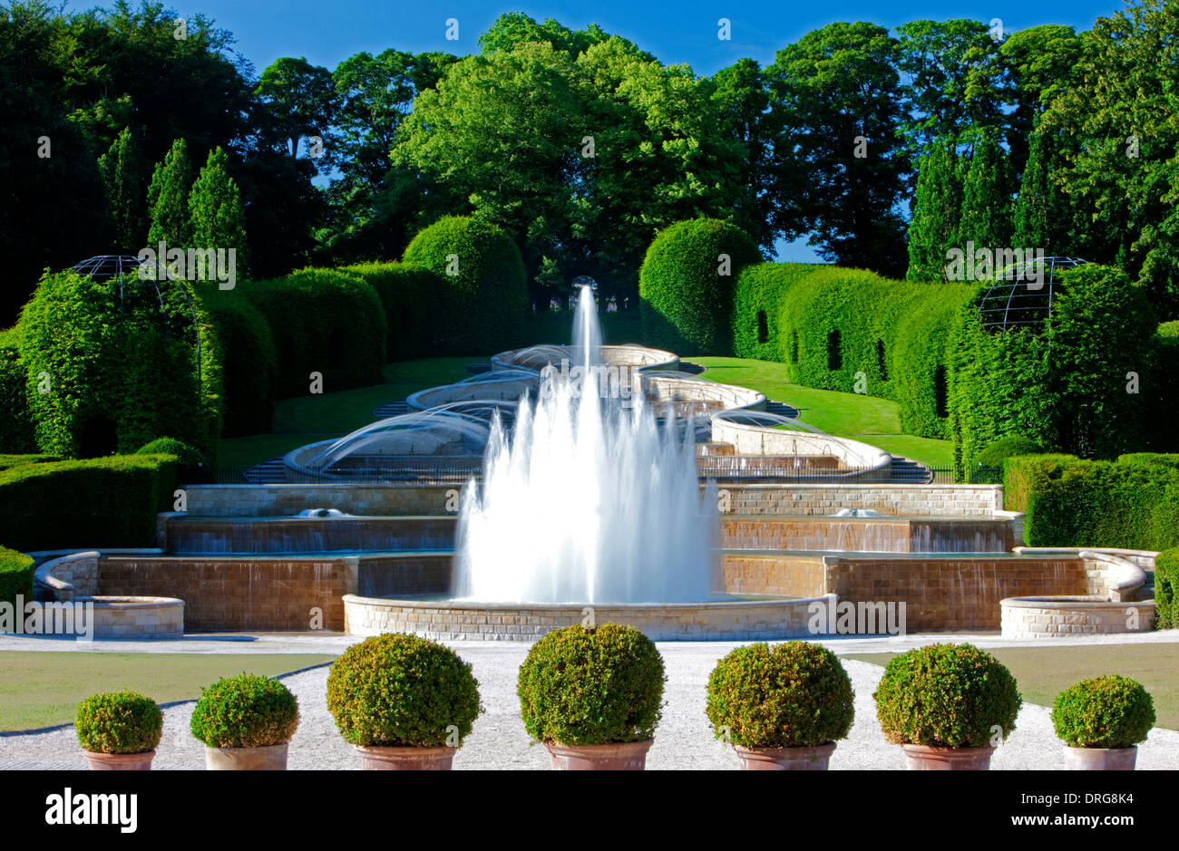 La Grande Cascade dans le soleil d'été au jardin d'Alnwick, Northumberland Alnwick dans Banque D'Images