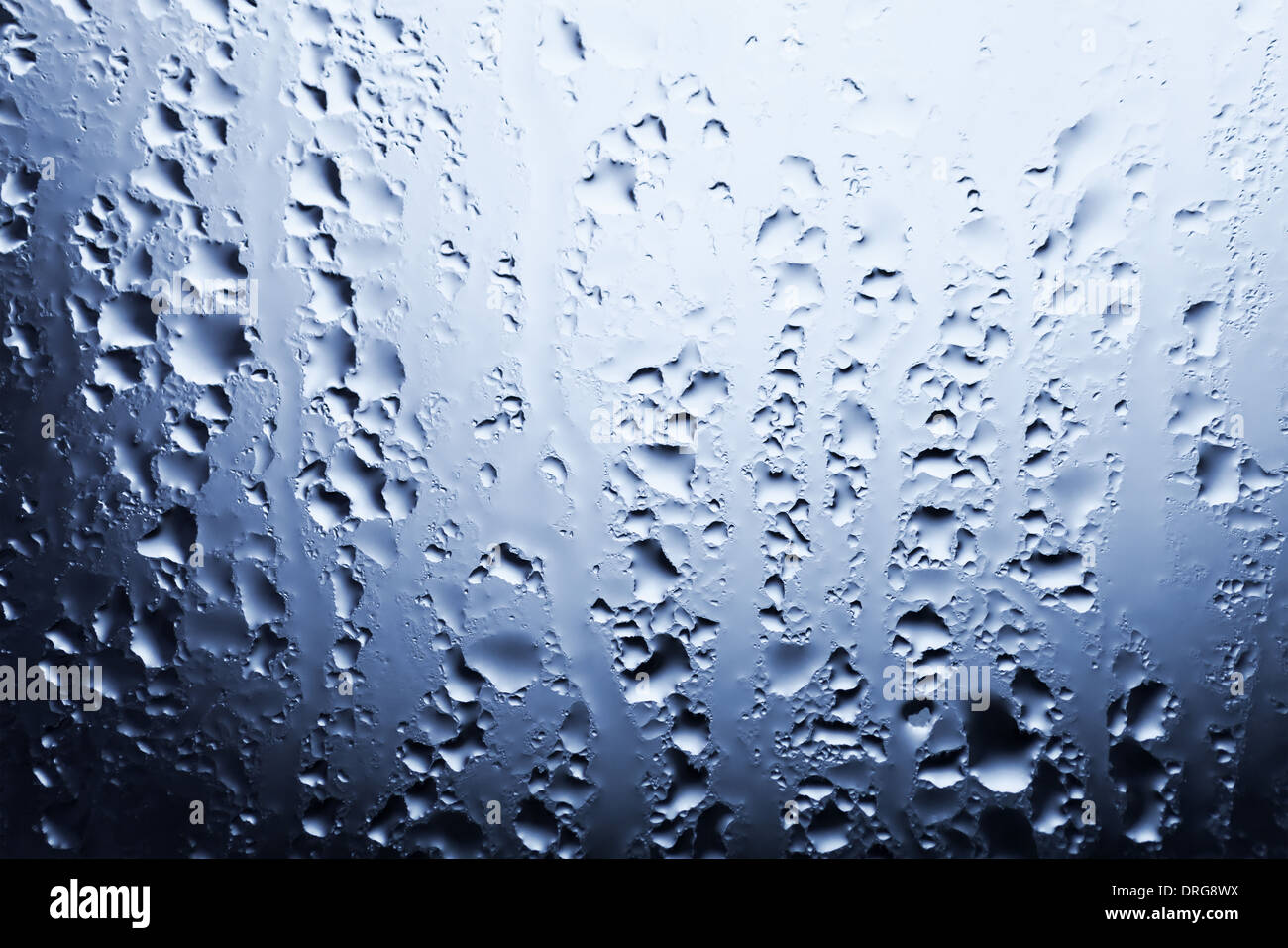 Gouttes d'eau sur le verre de la fenêtre sous la pluie Banque D'Images