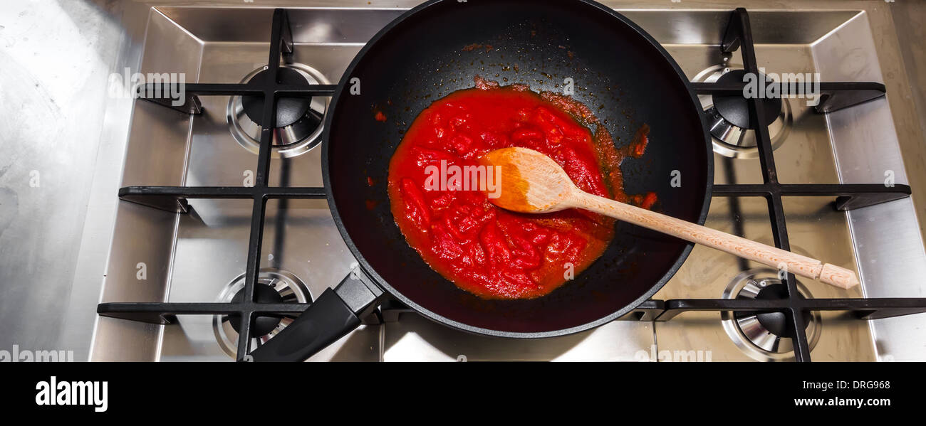 La cuisson d'une sauce tomate pour pâtes italiennes typiques ou pizza