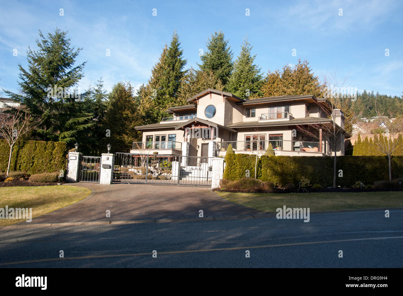 De l'extérieur de la maison Immobilier, West Vancouver, British Columbia, Canada sur une journée d'hiver ensoleillée Banque D'Images