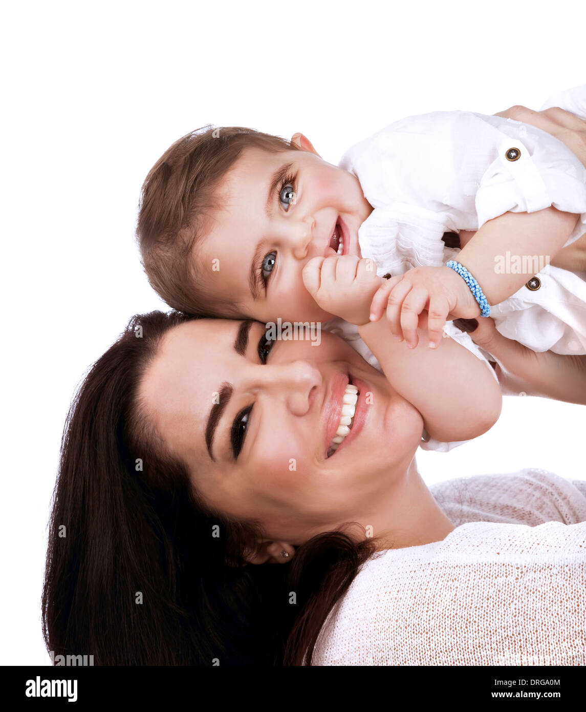 Closeup portrait of attractive femme soulevant adorable fille mignonne, s'amuser en studio, heureux de la famille arabe Banque D'Images