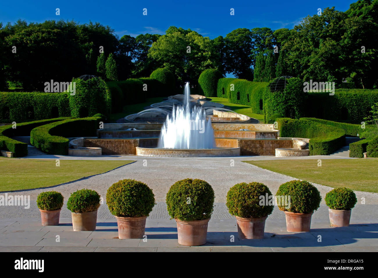 La Grande Cascade dans le soleil d'été au jardin d'Alnwick, Northumberland Alnwick dans Banque D'Images