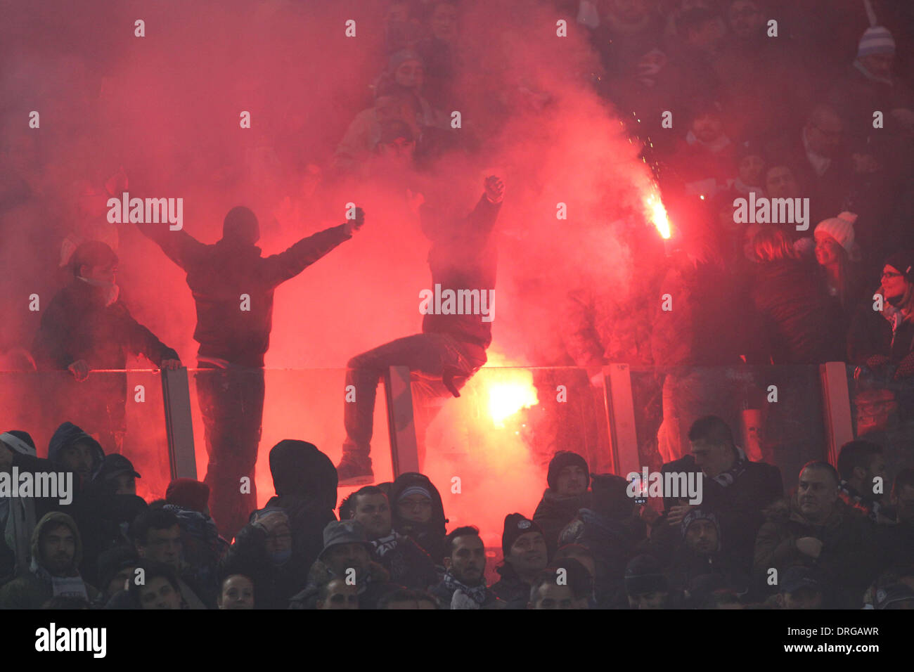 Rome, Italie. 25 Jan, 2014. Stade olympique - Ligue italienne : Serie A, saison 2013-2014. S.S. Lazio contre Juventus Lazio partisans les reflets sur l'Action : Crédit Plus Sport/Alamy Live News Banque D'Images Rome, Italie. 25 Jan, 2014. Stade olympique - Ligue italienne : Serie A, saison 2013-2014. S.S. Lazio contre Juventus Lazio partisans les reflets sur l'Action : Crédit Plus Sport/Alamy Live News Banque D'Images