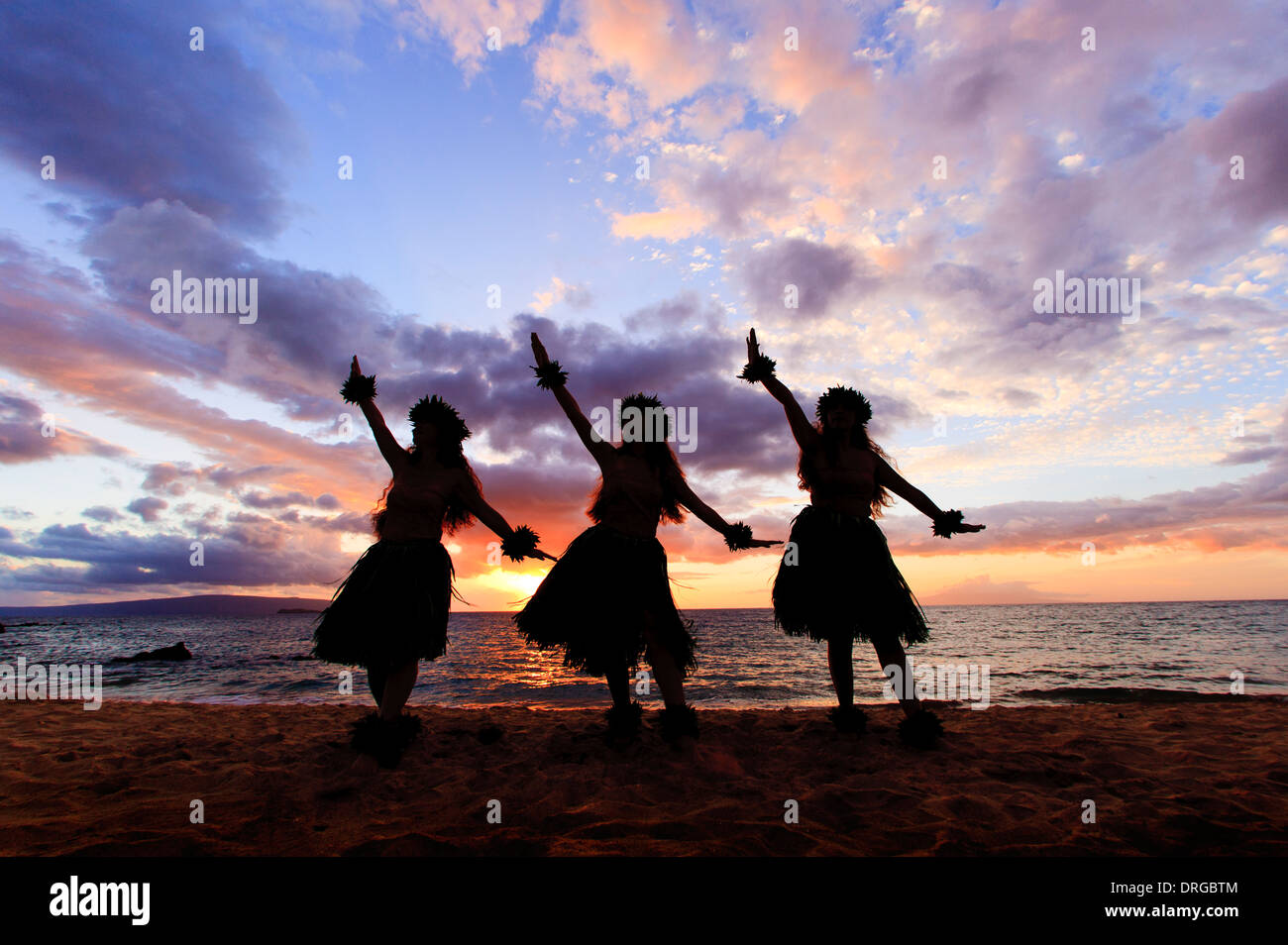 Danseurs Hula au coucher du soleil à Palauea Beach, Maui, Hawaii. Banque D'Images