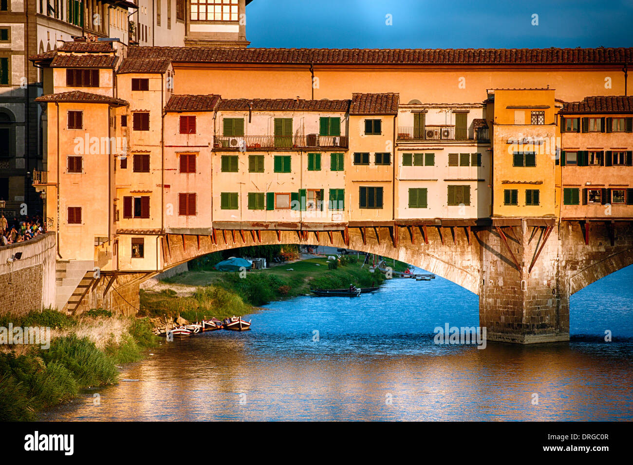 Vue rapprochée du Ponte Vecchio Sur l'Arno au coucher du soleil, Florence, Toscane, Italie Banque D'Images